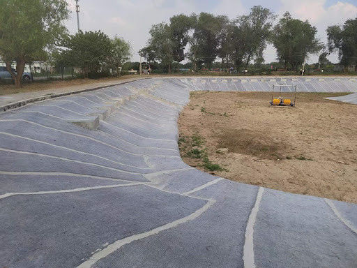 ইন্ডাস্ট্রিয়াল ড্রেনেজ চ্যানেলের জন্য ক্ষয় প্রতিরোধী সিমেন্ট ডকটপ - 4 মিটার প্রস্থের ভারী-ডুয়িং লিনার