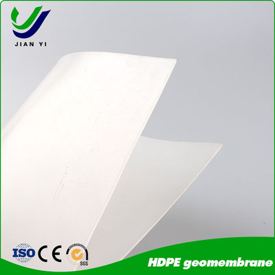 সাদা রঙের এইচডিপিই জিওমেমব্রেন সৌরবিদ্যুৎ কেন্দ্র এবং উন্মুক্ত সুইমিং পুলে তাপ নিরোধক করার জন্য সূর্যের আলো প্রতিফলিত করে