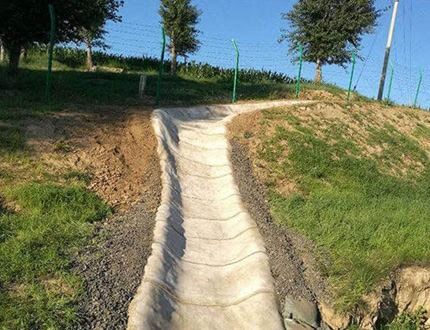 ইন্ডাস্ট্রিয়াল ড্রেনেজ চ্যানেলের জন্য ক্ষয় প্রতিরোধী সিমেন্ট ডকটপ - 4 মিটার প্রস্থের ভারী-ডুয়িং লিনার